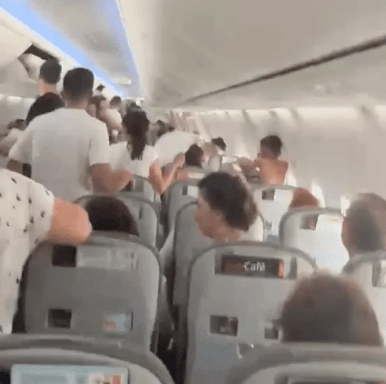 Panică la bordul unui avion blocat pe pistă. FOTO: Captură Video