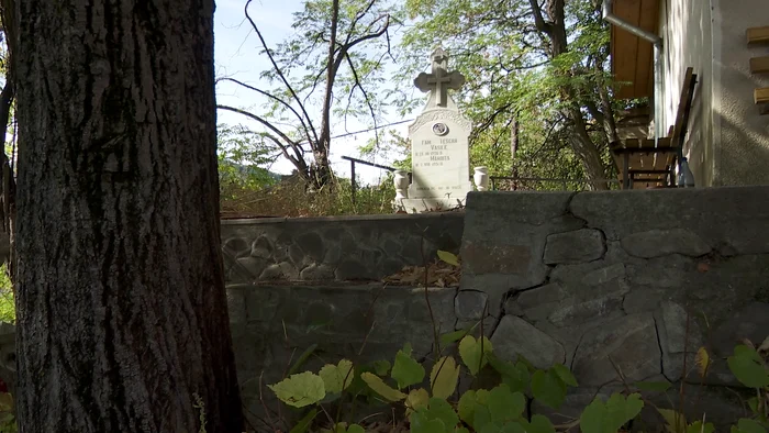 Monumentele funerare sunt afectate de alunecare. SURSA I. Bunilă