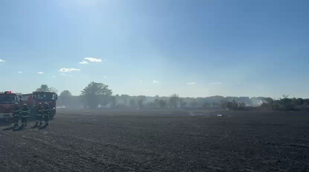 Incendiu de vegetație la Țegheș: au ars o locuință și două autoturisme. Pompierii intervin de urgență