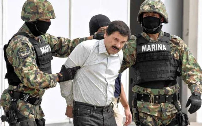 Joaquin „El Chapo” Guzman, transportat în urma celei de-a doua sale capturări, în 2014