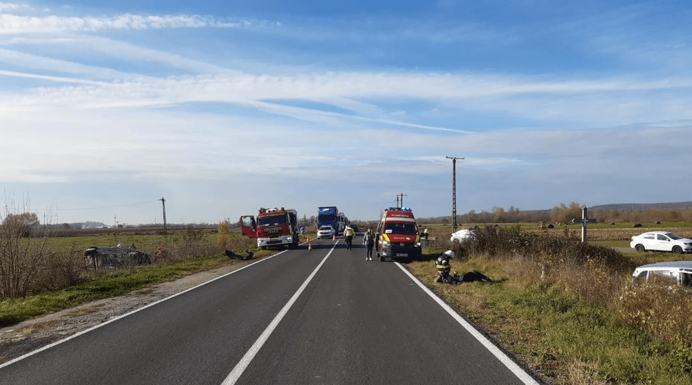 Grav accident pe DN68 A, în apropiere de Făget. Se intervine pentru salvarea celor șapte victime