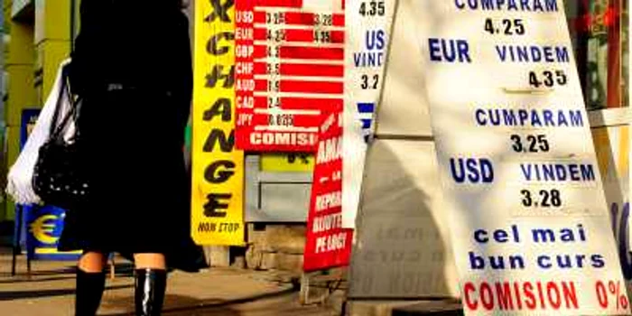 Leul a continuat să se deprecieze şi astăzi în raport cu euro FOTO: Mediafax