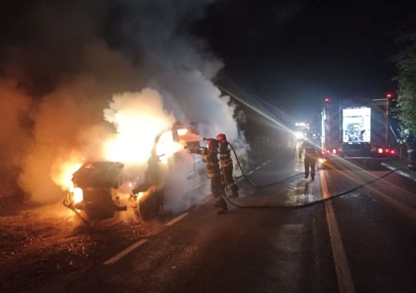 O dubă a luat foc în mers şi s-a făcut scrum, într-o intersecţie din Suceava 