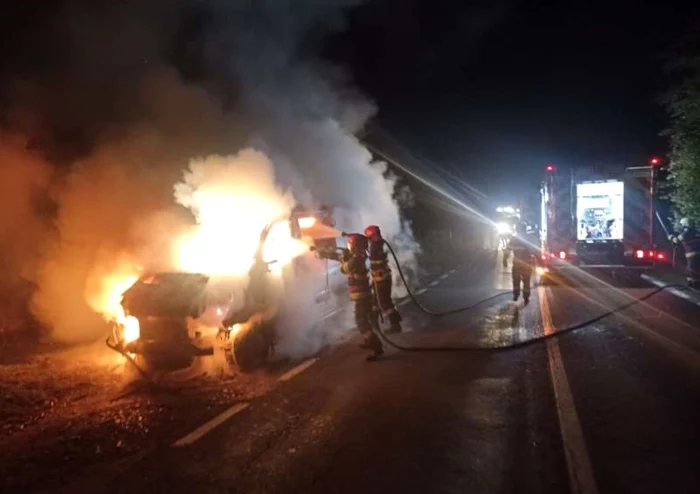 Pompierii au intervenit, dar nu s-a mai putut salva mare lucru. Foto ISU Suceava