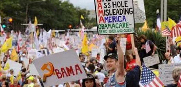 Zeci de mii de americani au protestat faţă de politica lui Obama
