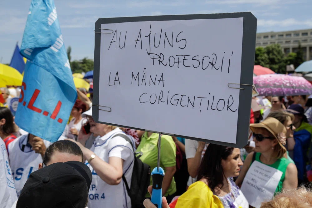Sindicaliștii din educație protestează la Parlament pentru modificarea legilor Educației. Peste 160.000 de semnături vor fi depuse