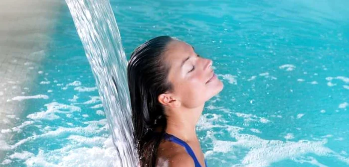 Când nu este tocmai la îndemână o răcorire la piscină, apa termală poate fi o soluţie FOTO: www.andreearaicu.ro