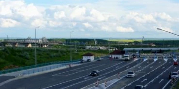 Autovehiculele care transportă elevi nu plătesc taxa de pod, la Feteşti
