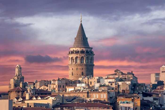 Muncitorii au
spart cu pickhammerele un zid din interiorul turnului Galata/ Foto: Shutterstock