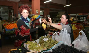 Adina Buzatu la piață jpeg