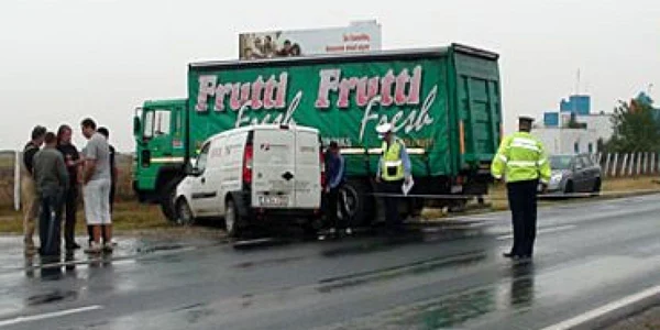 Argeş: Un autocamion a rupt o conductă de gaze la Leordeni