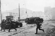 Lupte de stradă în Harkov, în timpul Operațiunii Barbarossa (© Bundesarchiv Bild 183-L20582)