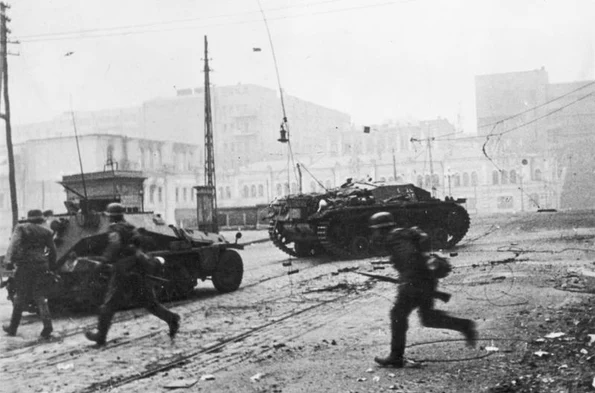 Lupte de stradă în Harkov, în timpul Operațiunii Barbarossa (© Bundesarchiv Bild 183-L20582)