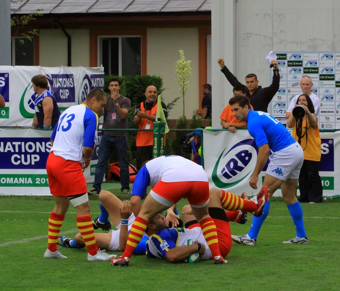 
    Cezar Popescu (cu balonul) a marcat primul eseu din meciul cu Italia A, de la IRB Nations Cup * Foto: Marian Burlacu  