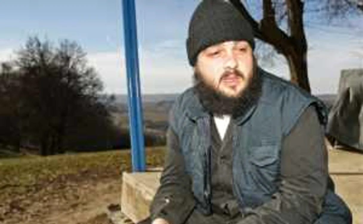 Fostul travestit Sorin Filip (31 de ani) a îmbrăcat acum hainele cernite de mănăstire  