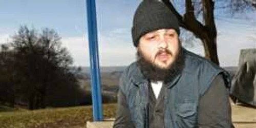 Fostul travestit Sorin Filip (31 de ani) a îmbrăcat acum hainele cernite de mănăstire