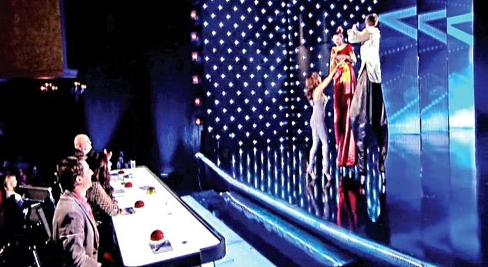 Colegii ei din juriu au privit uimiţi diferenţa de înălţi- me dintre Mihaela şi cei doi concurenţi