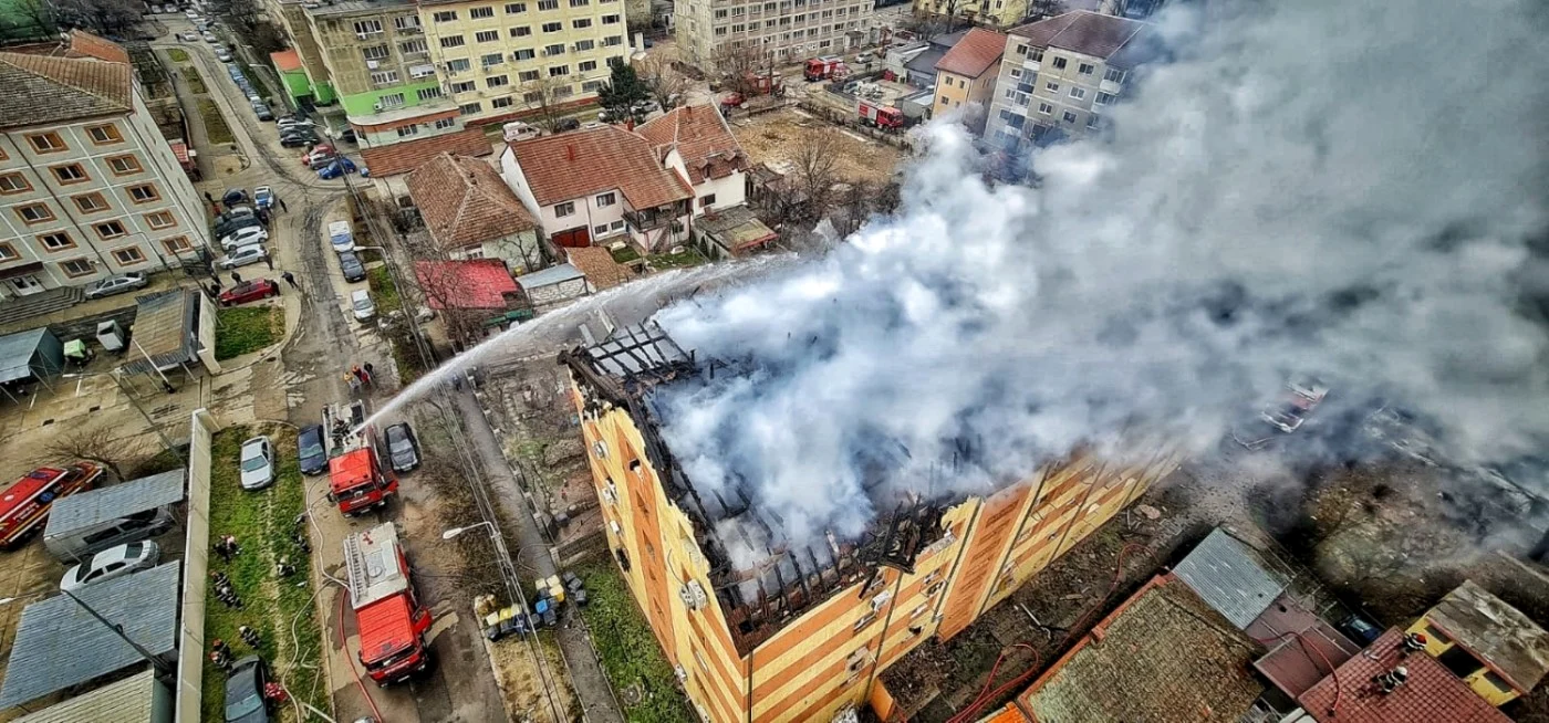 Mansardă distrusă într-un incendiu FOTO ISU Timiş