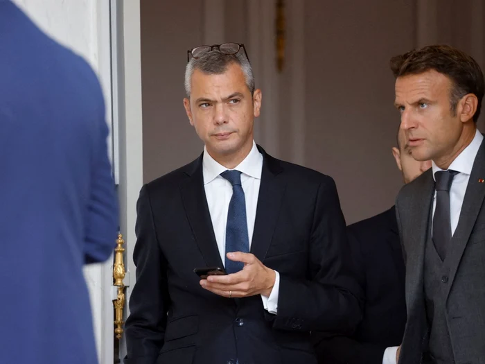 Alexis Kohler și Emmanuel Macron. FOTO: X / @AlertesInfos