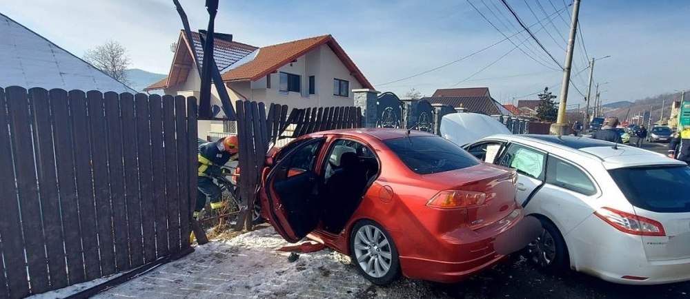 Țeavă de gaz metan, ruptă de tamponarea unor mașini. Accidentul putea avea urmări grave 