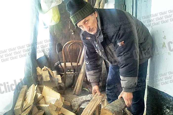 Maria Solzea a făcut  provizii serioase. Nu ştie  când va putea ajunge din  nou la magazinul din sat