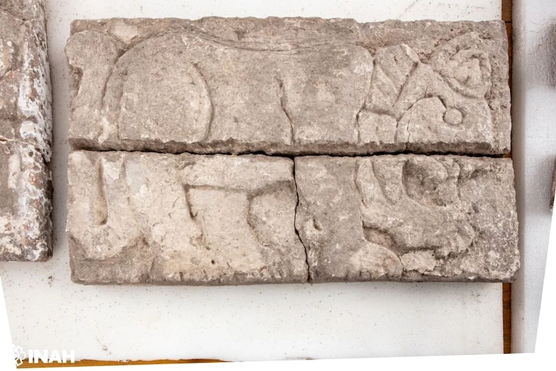 Basorelief descoperit la periferia Zonei Arheologice Tula (© Gerardo Peña, INAH)