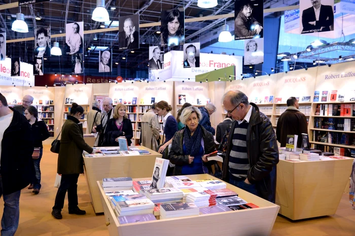 Peste 190.000 de vizitatori 
au participat la  
Salonul de Carte de la Paris FOTO: AFP