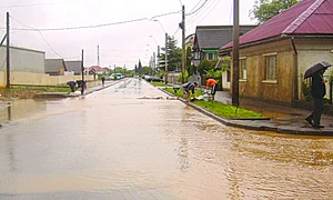 Apele au inundat  străzile Păltinişuluişi  Jandarmeriei din Baia Mare jpeg