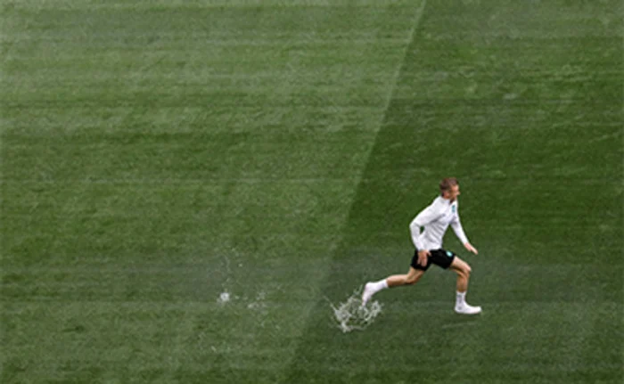 
    Jucătorul Austriei a venit să se antreneze pentru meciul cu Macedonia de Nord, de duminică. Pare, însă, că e la piscină, nu pe un teren de fotbal  