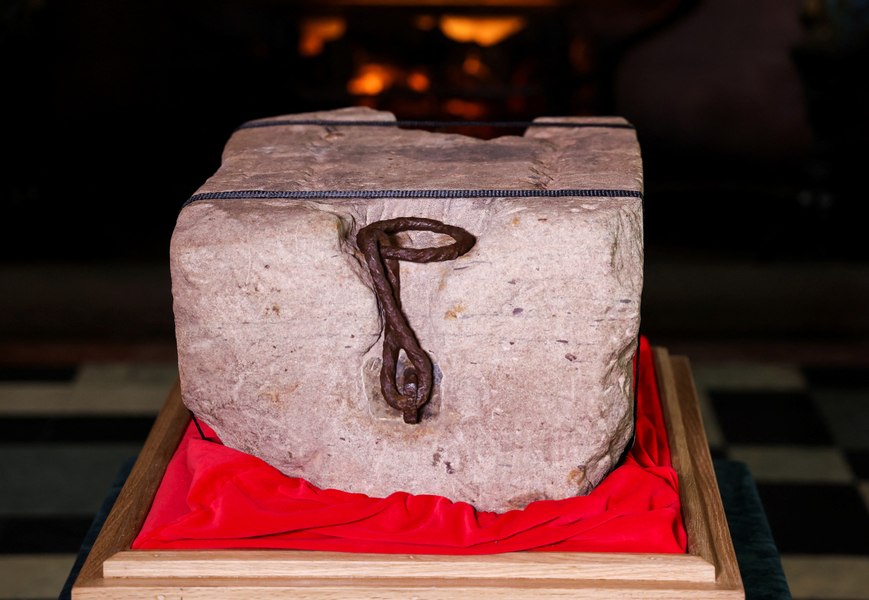 Semne misterioase descoperite pe Piatra Destinului, care va fi folosită la încoronarea regelui Charles VIDEO