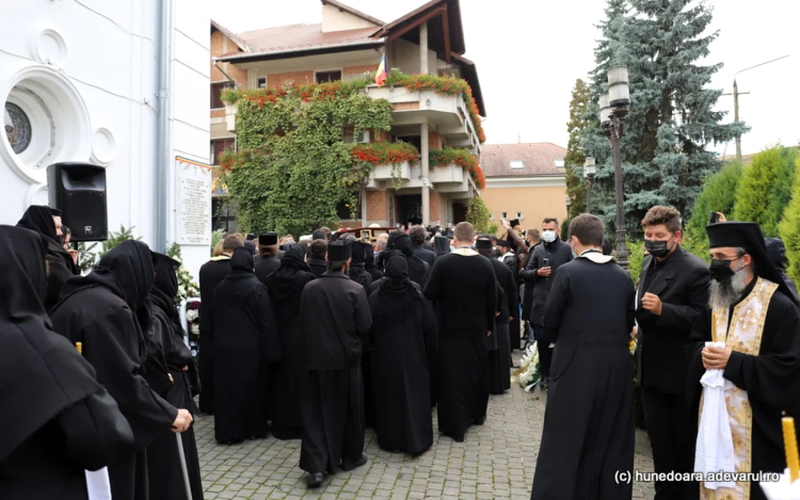 episcopul devei si hunedoarei inmormantat la deva foro daniel guta adevarul