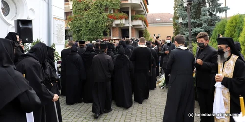 episcopul devei si hunedoarei inmormantat la deva foro daniel guta adevarul