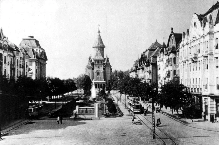 Centrul Timişoarei în anii 50, cu Surogat (stânga) şi Corso (dreapta) FOTO Timişoara cea minunată, Arhivele Naţionale Timiş, Timişoara de altădată