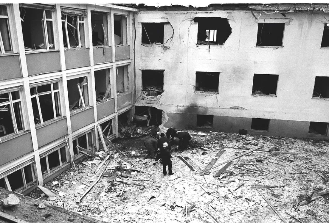 11 GRUPAJ Foto marisoare Text secundar Anul negru 1981 Atentat via Tofan jpg jpeg