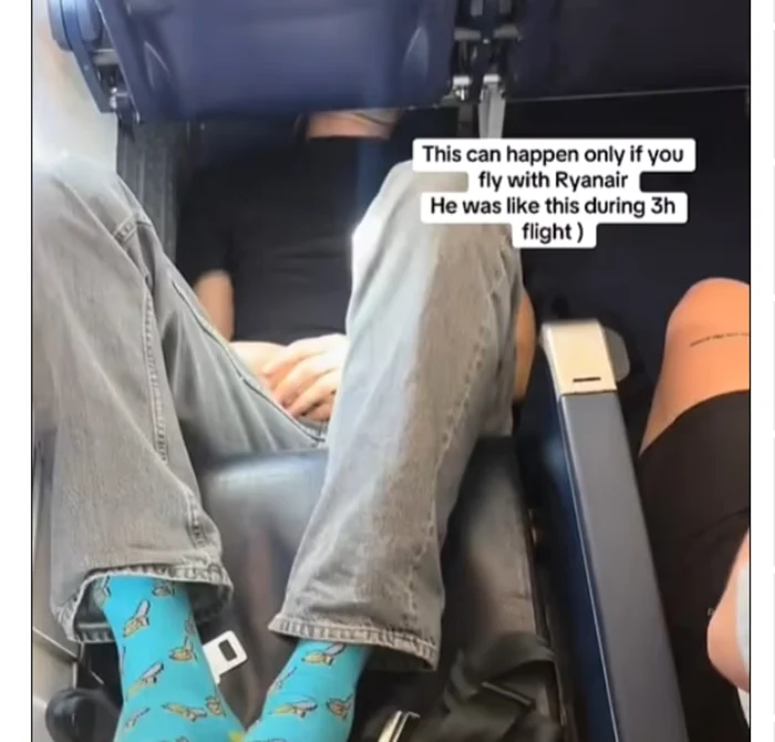 Un clip cu poziția în care dormea un pasager în avion a devenit viral pe TikTok. „A fost așa în timpul unui zbor de trei ore” / „De fapt, nu este o idee rea...”