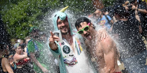 Festiva de muzică rock Hellfest Clisson Franta stropit cu apa canicula FOTO Profimedia