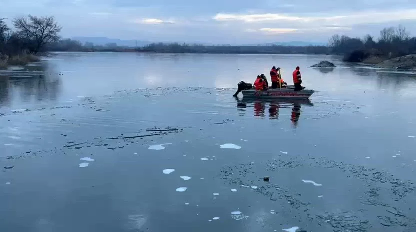 Alertă pe râul Olt. Doi bărbați care se aflau la pescuit au căzut în râu. Unul dintre ei este resuscitat