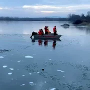 pescari cazuti in raul olt la dobroteasa, vineri, 2 ianuarie 2026   ISU Olt (4) mp4 thumbnail png