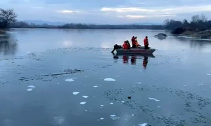 pescari cazuti in raul olt la dobroteasa, vineri, 2 ianuarie 2026   ISU Olt (4) mp4 thumbnail png