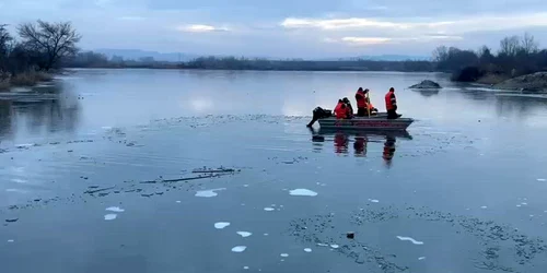 pescari cazuti in raul olt la dobroteasa, vineri, 2 ianuarie 2026   ISU Olt (4) mp4 thumbnail png