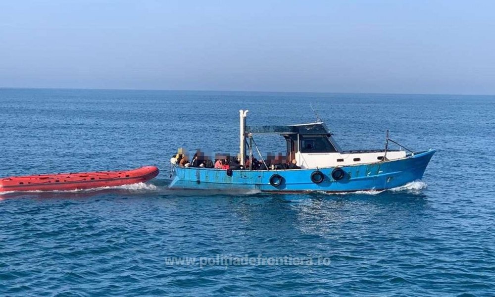 Intervenţie pe Marea Neagră pentru salvarea a zeci de migranţi afro-asiatici, aflaţi într-o ambarcaţiune. Printre ei erau și minori