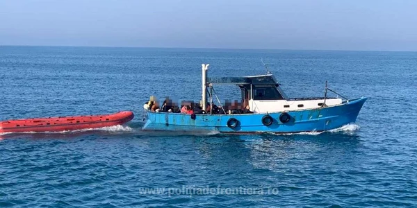 peste 50 de migranţi aflaţi la bordul unei ambarcaţiuni în Marea Neagră au fost salvaţi de poliţiştii de frontieră