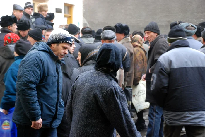 Brăilenii stau la coadă pentru ajutoarele de încălzire