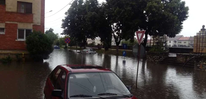 Stradă din Lugoj, inundată în urma ploilor de marţi dimineaţa FOTO Cetateanul