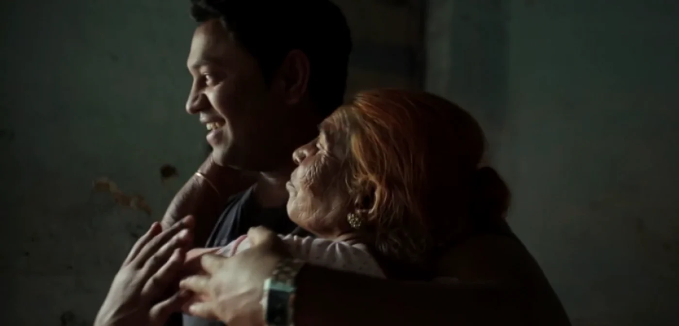 Saroo Munshi Khan, alături de mama lui biologică FOTO Captură Adevărul/YouTube
