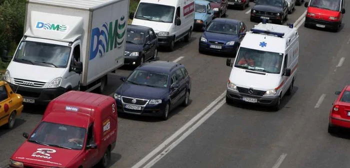 Traficul va fi reluat după îndepărtarea firelor de pe şosea - Imagine de arhivă