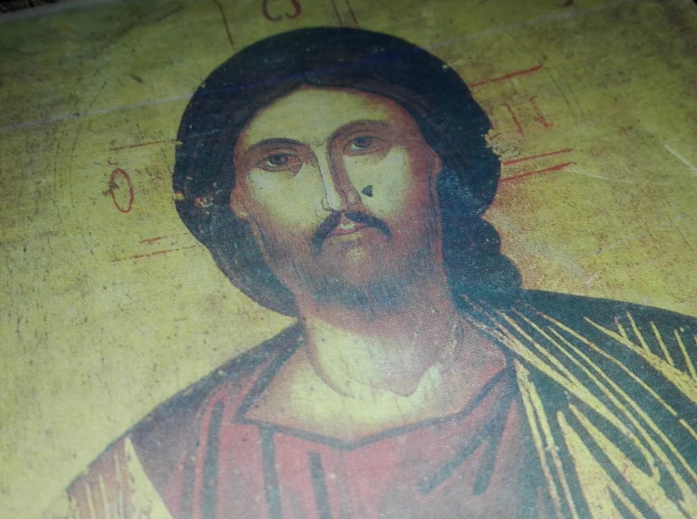 Chipul lui Iisus, pe coperta unei cărţi ortodoxe de rugăciuni  FOTO  Florina Pop