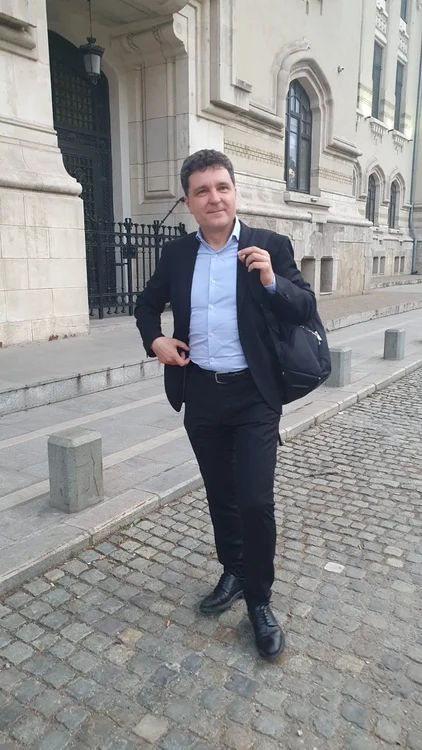 Nicușor Dan, în fața Primăriei Capitalei FOTO Laura Macavei