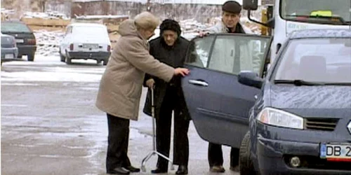Pensionara (centru) a fost recuperată de fiii ei, odată cu maşina, de la firma de ridicări auto