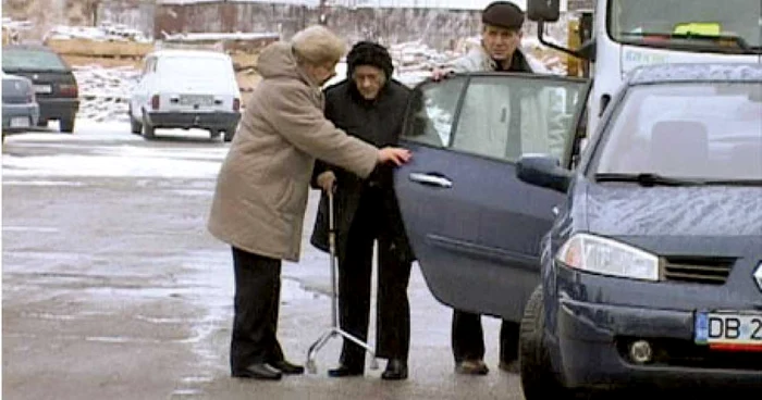 Pensionara (centru) a fost recuperată de fiii ei, odată cu maşina, de la firma de ridicări auto 